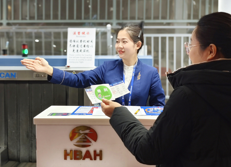 設(shè)置晚到等旅客專用通道。.jpg 設(shè)置晚到等旅客專用通道。.jpg